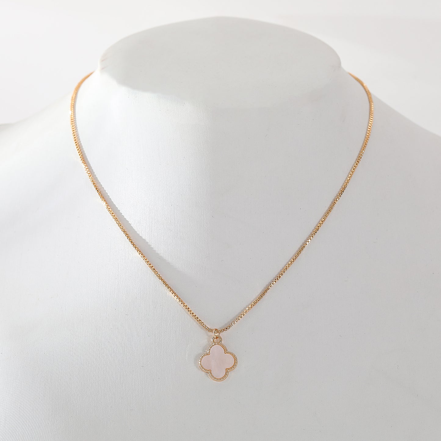 Luxe Quatrefoil Clover Pendant Necklace – Gold Chain with Iridescent Charm in Pastel Colors